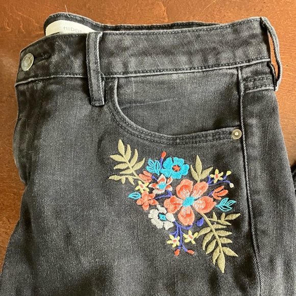 Hidden Jeans Black Floral Embroidered Distressed Skinny Crop Sz 31 - Picture 5 of 7